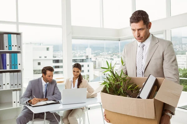 Affärsman bära sina tillhörigheter i låda — Stockfoto