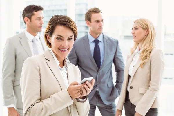 Geschäftsfrau SMS mit Kollegen in Treffen hinter — Stockfoto