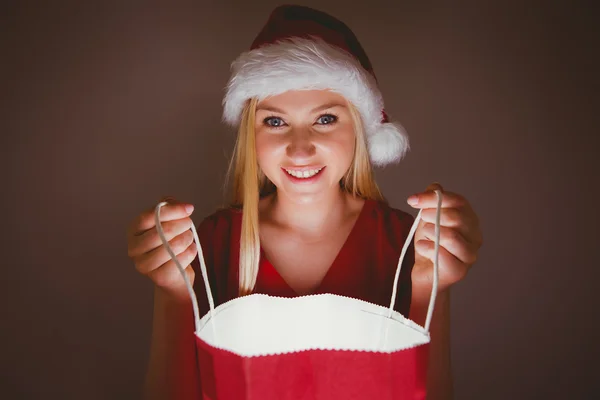 Rubia festiva abriendo una bolsa de regalo — Foto de Stock