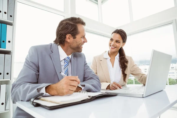 Affärsmän med laptop och dagbok på kontor — Stockfoto