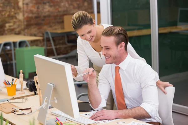 Porträtt av bildredaktörer använder dator i office — Stockfoto