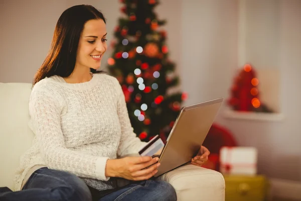Ładna brunetka zakupy online na Boże Narodzenie — Zdjęcie stockowe