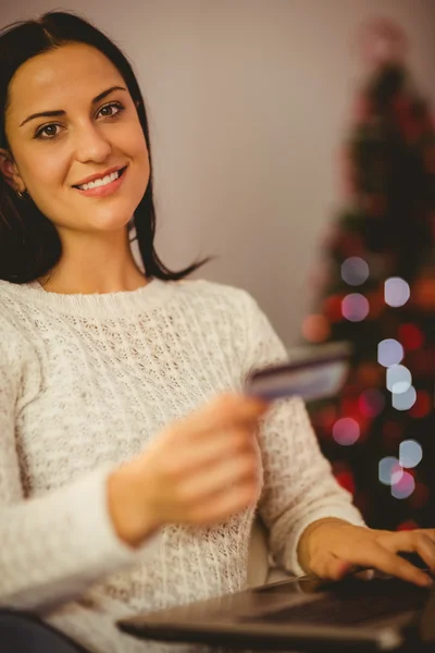 Hübsche Brünette shoppt zu Weihnachten online — Stockfoto