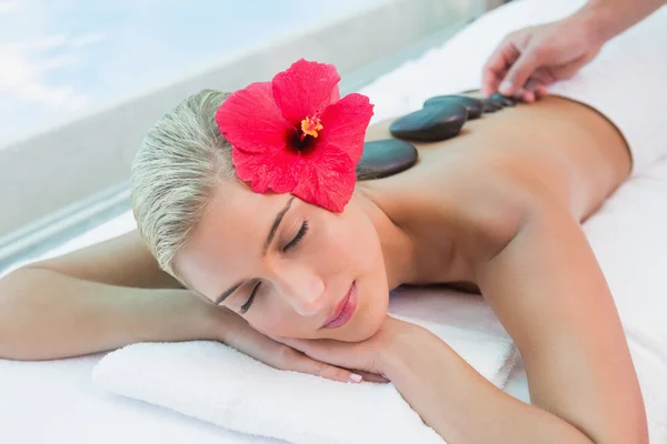 Vrouw ontvangen stone-massage op gezondheid boerderij — Stockfoto