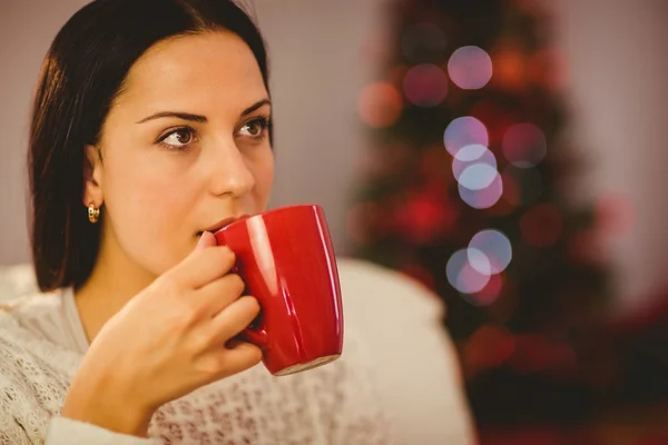 Söt brunett avkopplande soffan vid jul — Stockfoto