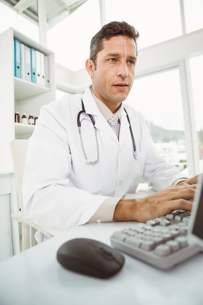 Arzt nutzt Computer in Arztpraxis — Stockfoto