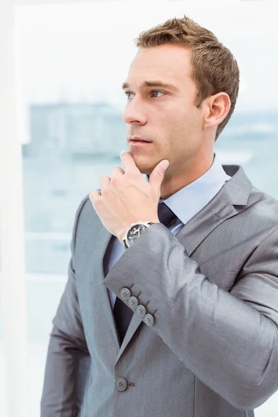 Pensativo hombre de negocios mirando hacia otro lado en la oficina —  Fotos de Stock