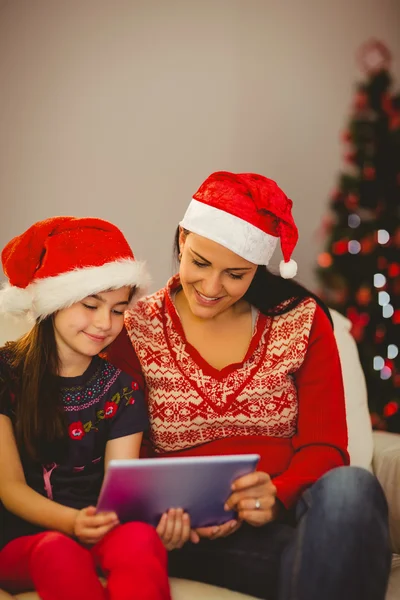 Mãe festiva e filha usando tablet pc — Fotografia de Stock