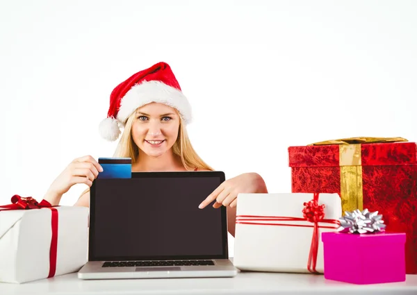 Compras de loira festiva online com laptop — Fotografia de Stock