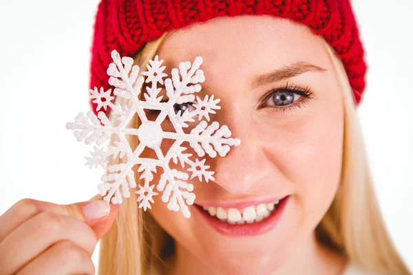 Loira festiva segurando decoração floco de neve — Fotografia de Stock