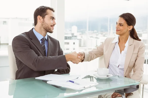 Due dirigenti che stringono la mano in ufficio — Foto Stock