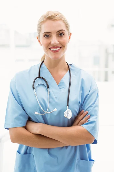 Portret van een glimlachende vertrouwen vrouwelijke arts — Stockfoto