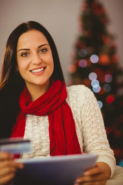 Bastante morena de compras en línea con la tableta en Navidad —  Fotos de Stock