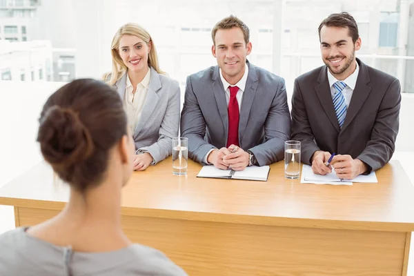 Gente de negocios entrevistando mujer — Foto de Stock