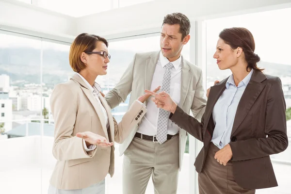 Affärskollegor i diskussion på kontor — Stockfoto