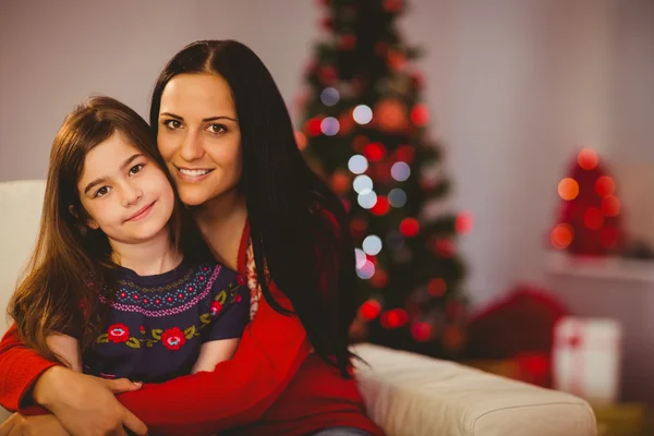 Feestelijke moeder en dochter glimlachen op camera — Stockfoto