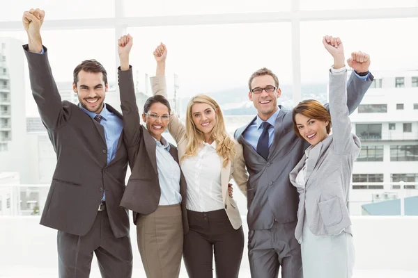 Affärsmän jublar i office — Stockfoto