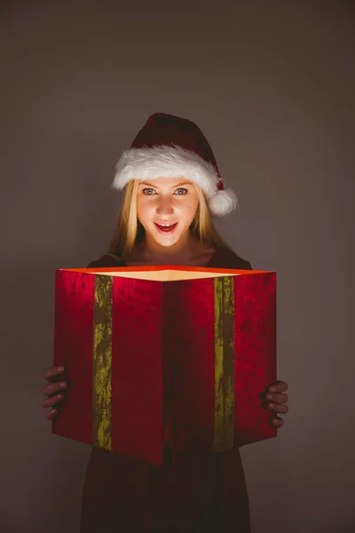 Blonde festive ouvrant un cadeau — Photo