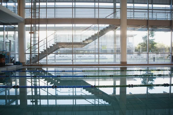 Piscine vide avec marqueurs de voie — Photo