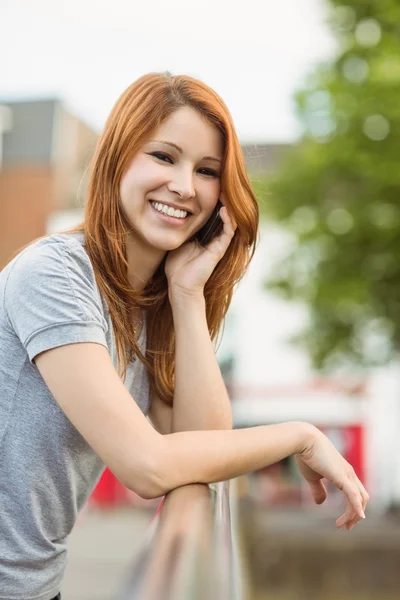 Mooie vrouw leunend op de brug een telefoongesprek maken — Stockfoto