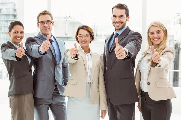 Business mensen gebaren duimen omhoog in office — Stockfoto