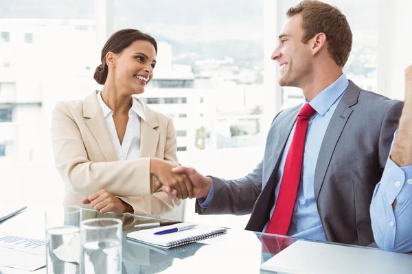 Dirigenti che si stringono la mano nella riunione del consiglio di amministrazione — Foto Stock