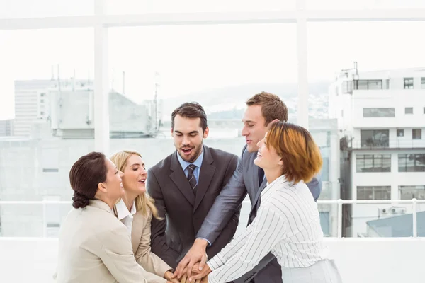 Leidinggevenden hand in hand samen in office — Stockfoto