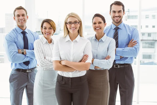 Jóvenes empresarios con los brazos cruzados en la oficina — Foto de Stock