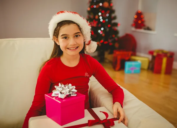 Petite fille festive souriant à la caméra avec des cadeaux — Photo