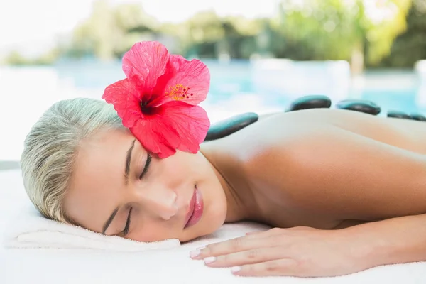 Woman receiving stone massage at health farm — Stock Photo, Image