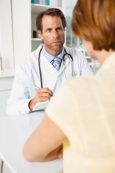 Läkare i diskussion med patienten i medicinsk kontor — Stockfoto