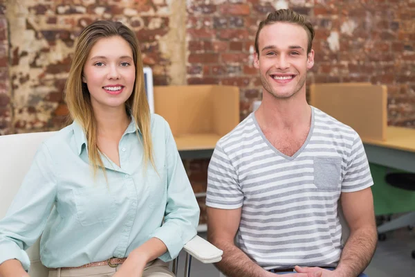 Collega's digitale Tablet PC gebruiken in office — Stockfoto