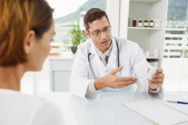 Médico que da prescripción al paciente en el consultorio médico — Foto de Stock