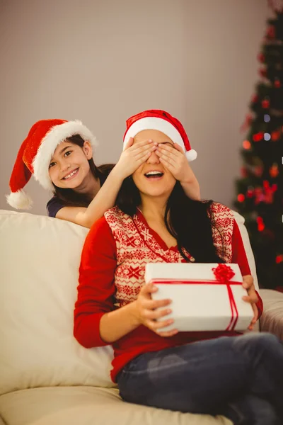 Mãe surpreendendo sua filha com presente de Natal — Fotografia de Stock