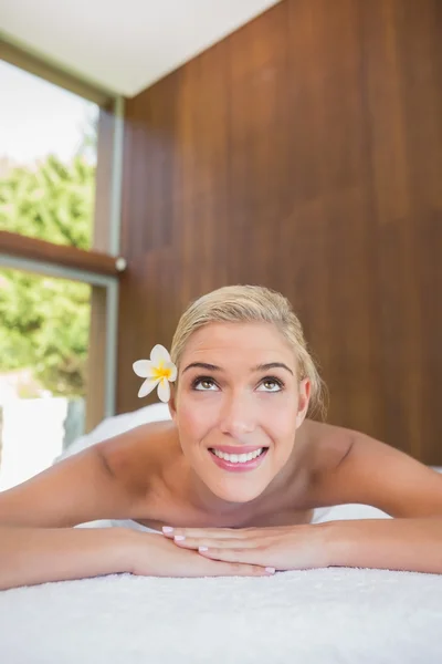 Schöne Frau auf Massagetisch liegend — Stockfoto