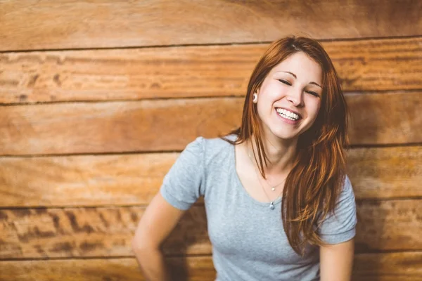 Bastante pelirroja sonriendo y pensando — Foto de Stock