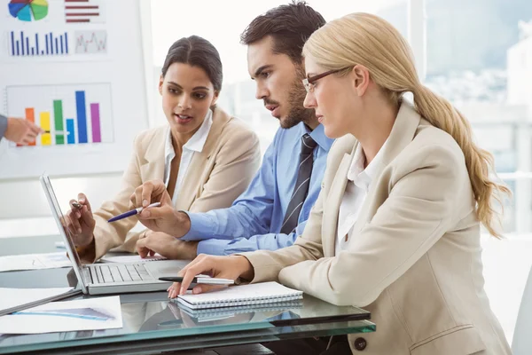 Jonge zakenlui met behulp van laptop — Stockfoto