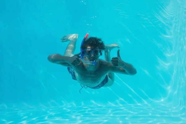 Человек под водой жестом большие пальцы вверх — стоковое фото