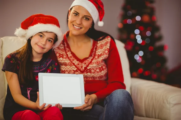 Festliche Mutter und Tochter zeigen Tablet-Bildschirm — Stockfoto