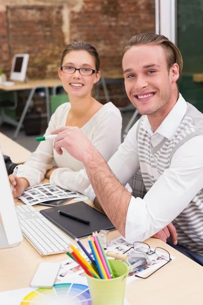 Lachende foto redacteuren op werken in office — Stockfoto