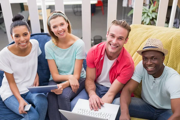 Gente del equipo creativo con ordenador portátil y tableta digital —  Fotos de Stock