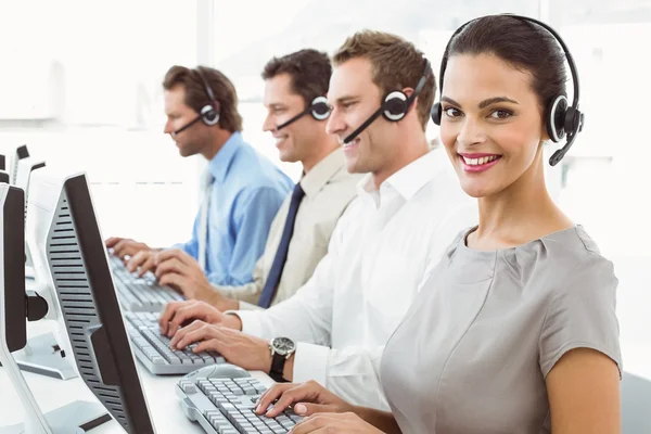 Geschäftsleute mit Headsets benutzen Computer im Büro — Stockfoto