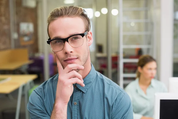 Éditeur de photo masculin sérieux au bureau — Photo