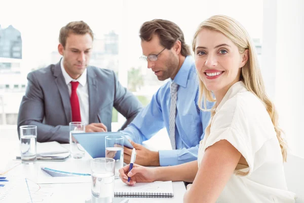 Mensen uit het bedrijfsleven in de vergadering van de kamer van de Raad — Stockfoto