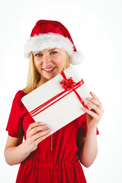 Slavnostní blondýnka drží dárek — Stock fotografie