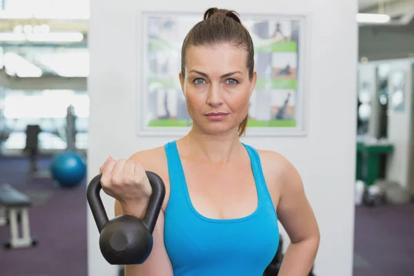 Passa brunett arbetar med kettlebell — Stockfoto