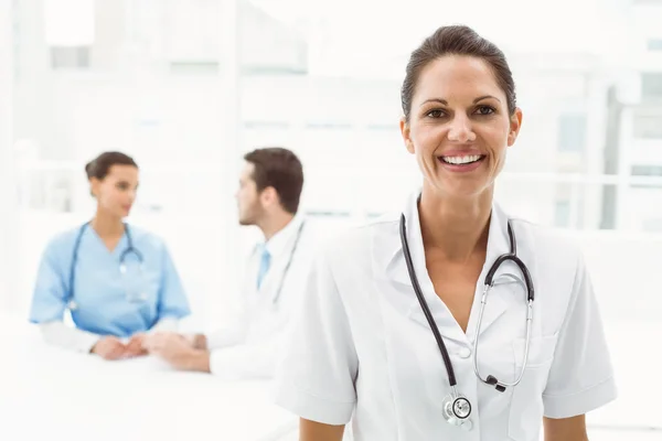 Ritratto di una dottoressa sorridente e sicura di sé — Foto Stock