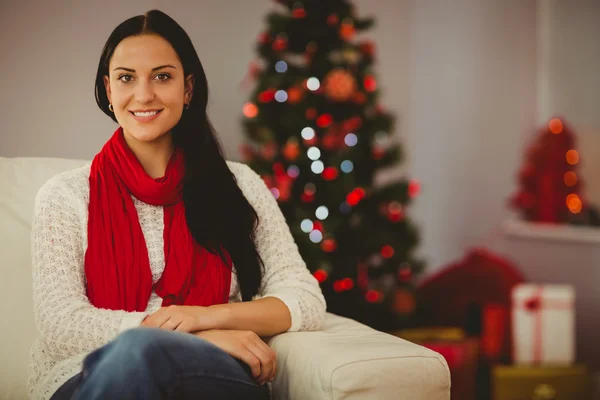 Bonita morena relajándose en el sofá en Navidad —  Fotos de Stock