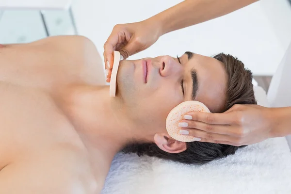 Hombre recibiendo masaje facial — Foto de Stock