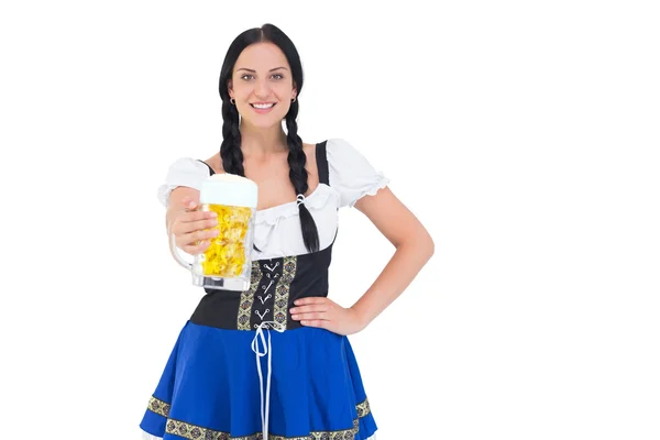 Jolie fille oktoberfest tenant réservoir de bière — Photo